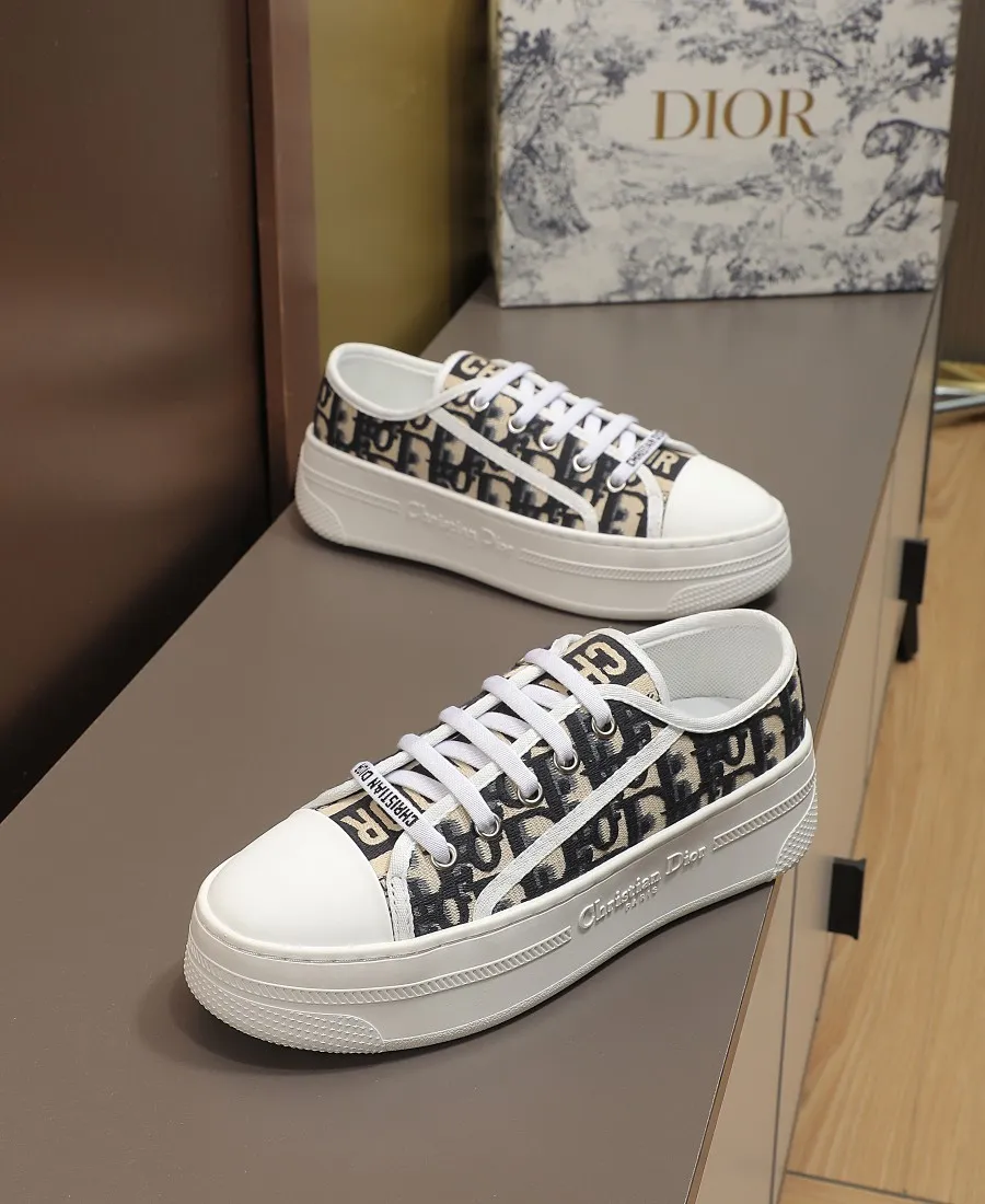 👟👟Ex-factory price 440👟👟 DIOR Dior's new thick-soled sports white shoes, electro-embroidered fabric, embroidered letters, breathable mesh lining, sheepskin for foot pads, lightweight outsole. Size: 35-40 (41 customized)